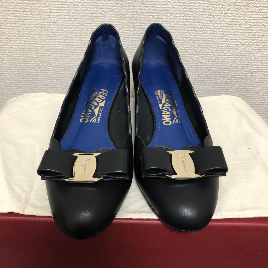 フェラガモ パンプス スカラップ 61/2D ヴァラ フェラガモ パンプス スカラップ 61/2D ヴァラ