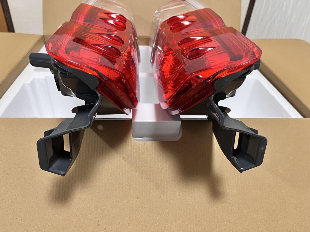 ハイエース200系8型　テールランプ 2個セット　新車取り外し