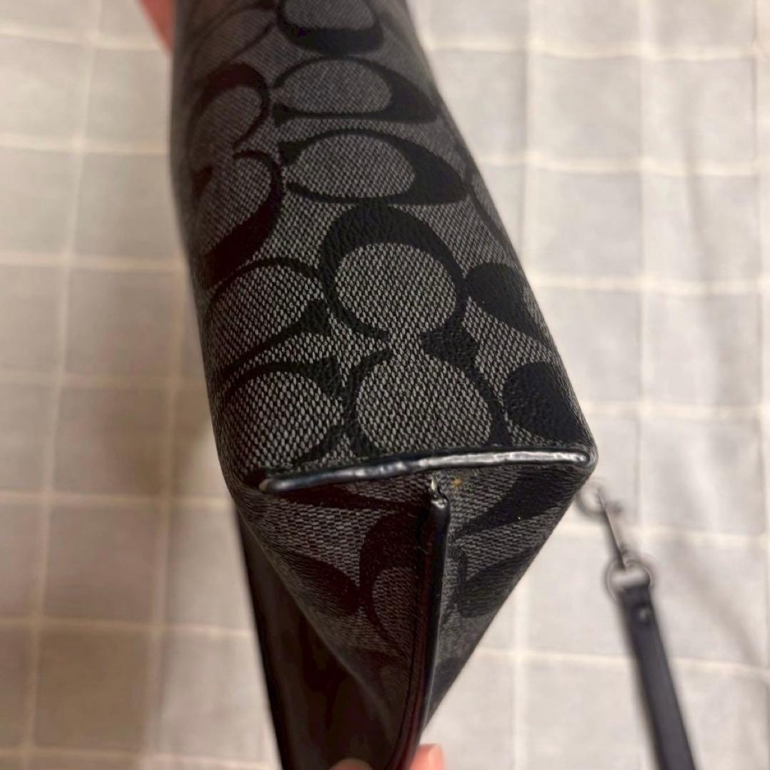 coach ロゴ入り黒クラッチバッグ ストラップ付き