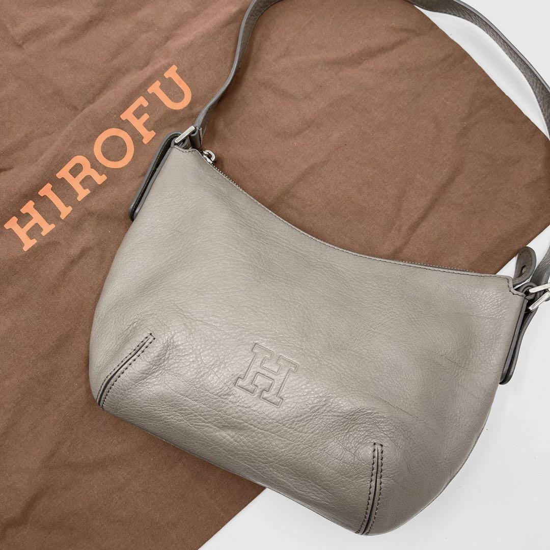 極美品✨ ヒロフ ソーロ ショルダーバッグ Hロゴ A4 シボ革 グレージュ