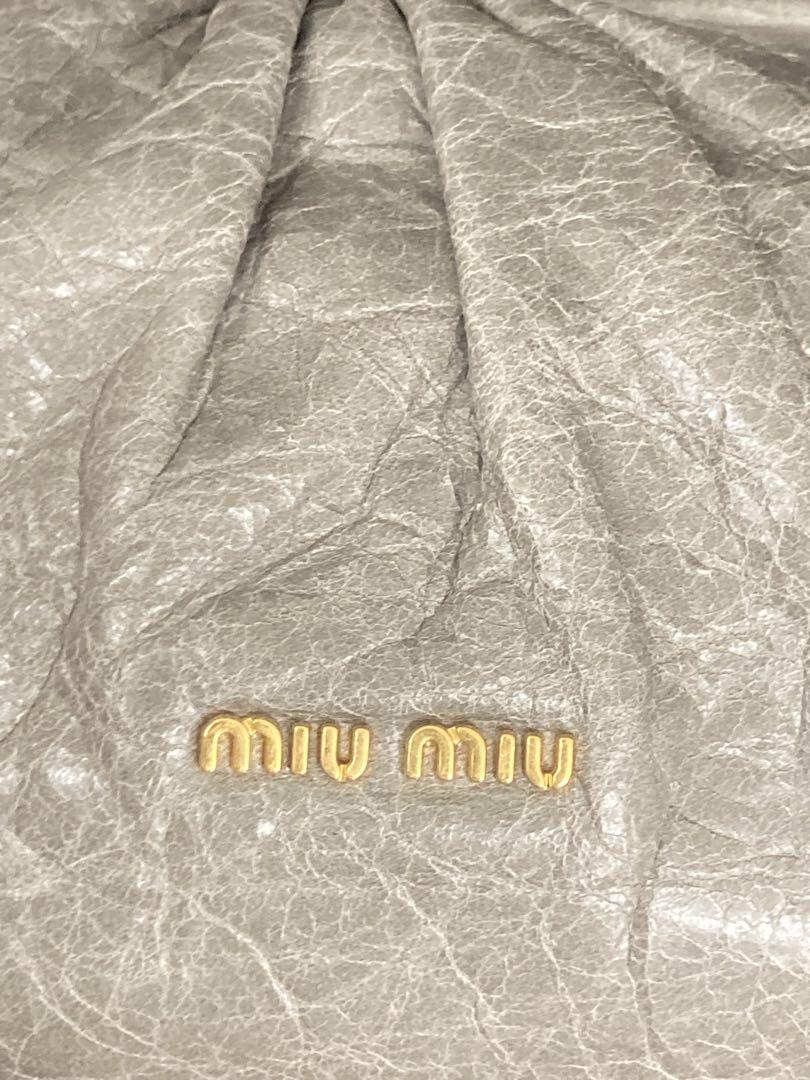 miu miu クラッチバッグ　グレー　ゴールド金具⭐︎ miu miu クラッチバッグ グレー ゴールド金具⭐︎