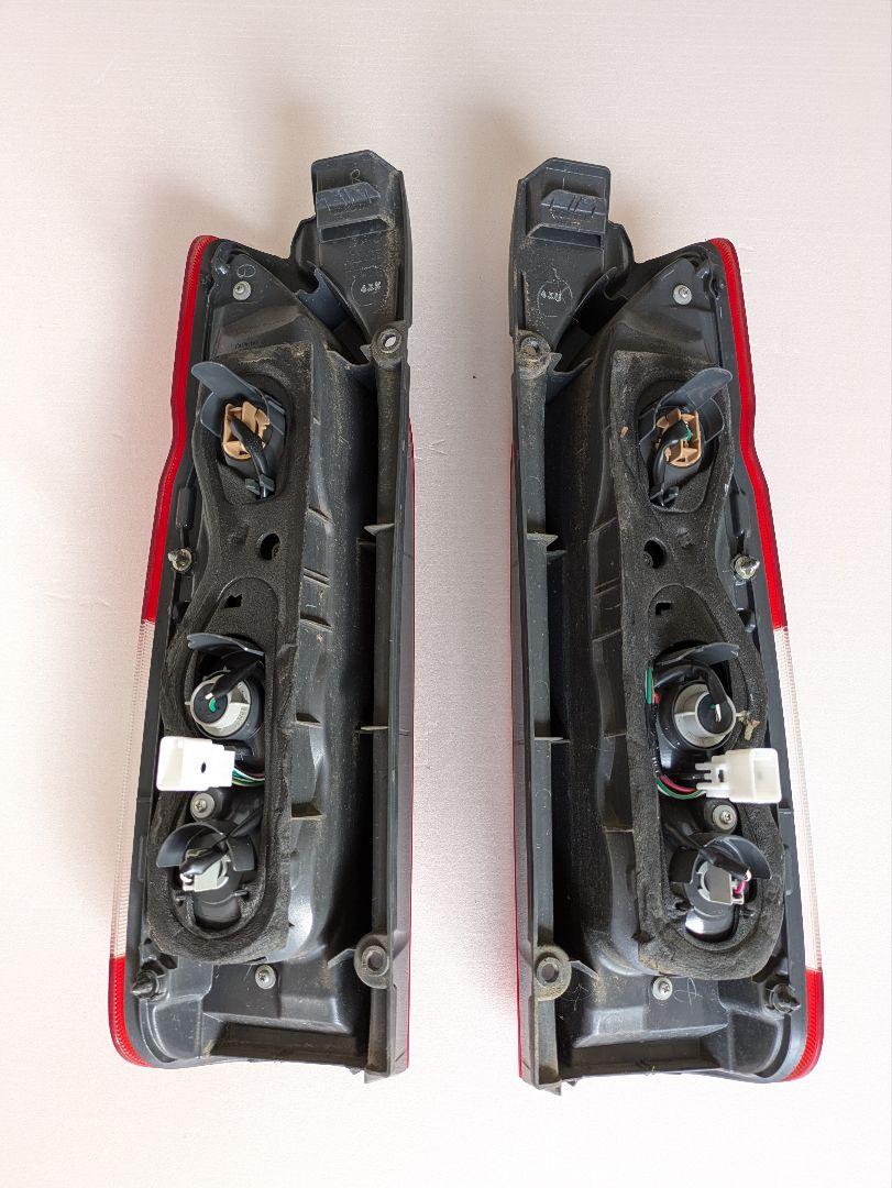 ハイエース200型3系純正赤いテールランプ 左右セット