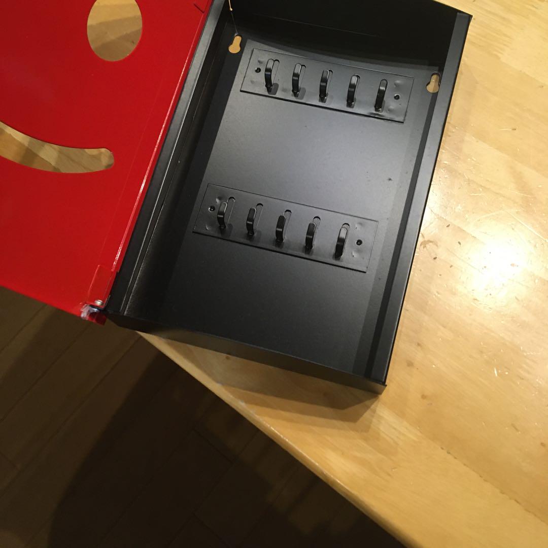 赤い笑顔デザインの鍵収納ボックス