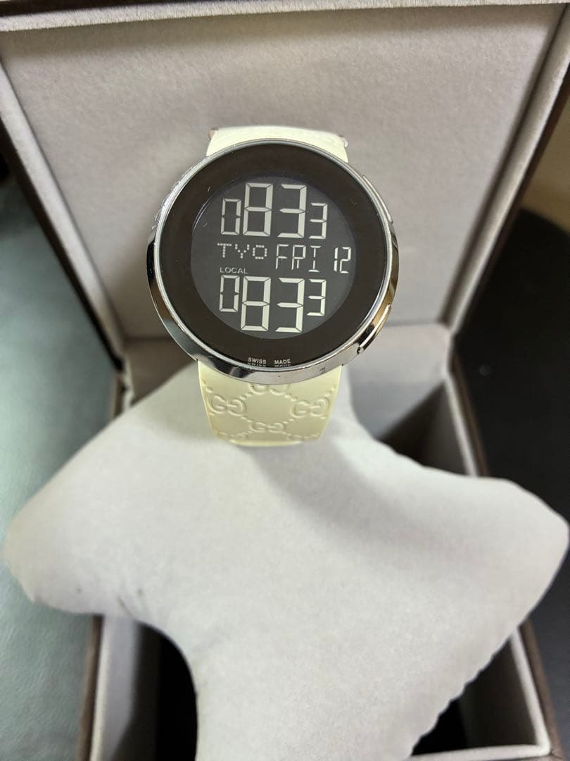 GUCCI デジタル腕時計 ホワイト