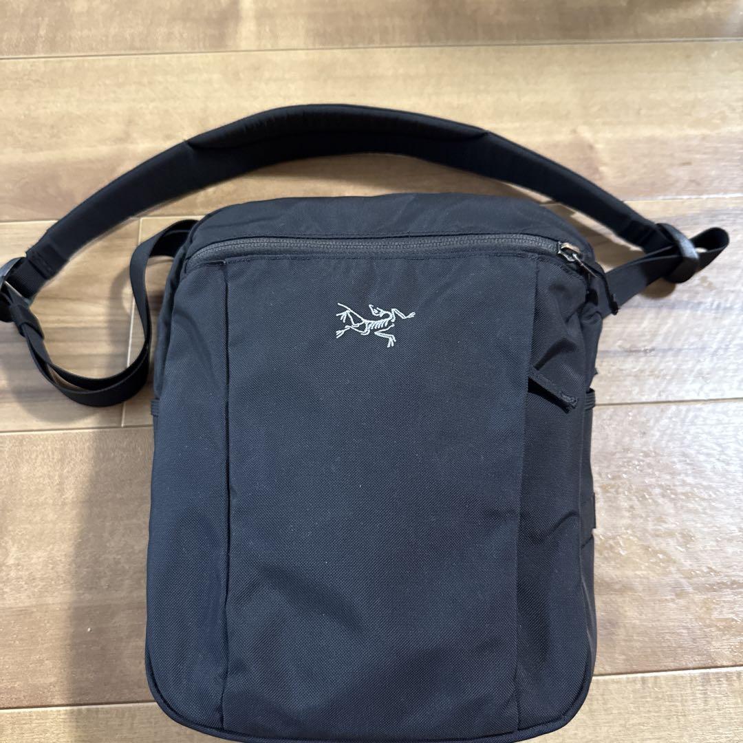 Arc'teryx ブラック ショルダーバッグ