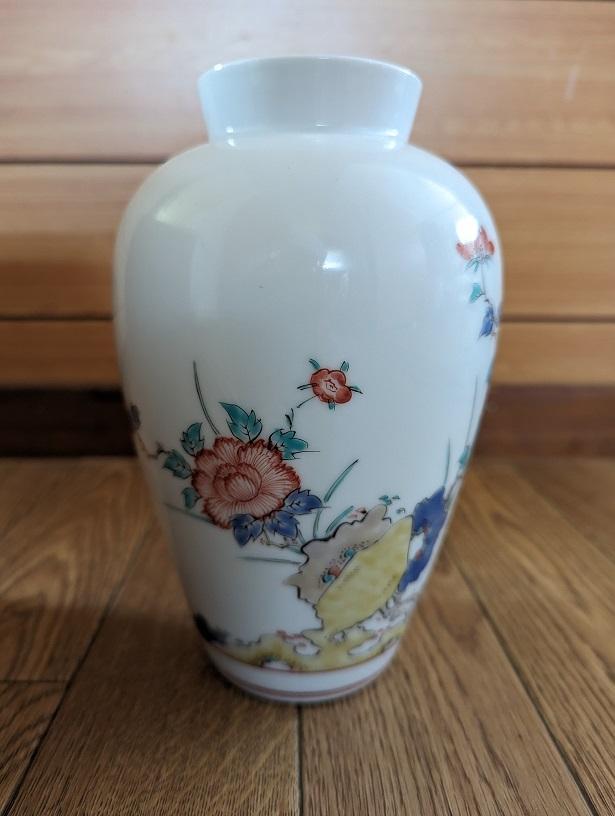 十三代　酒井田柿右衛門　花瓶　高さ約１８．５ｃｍ