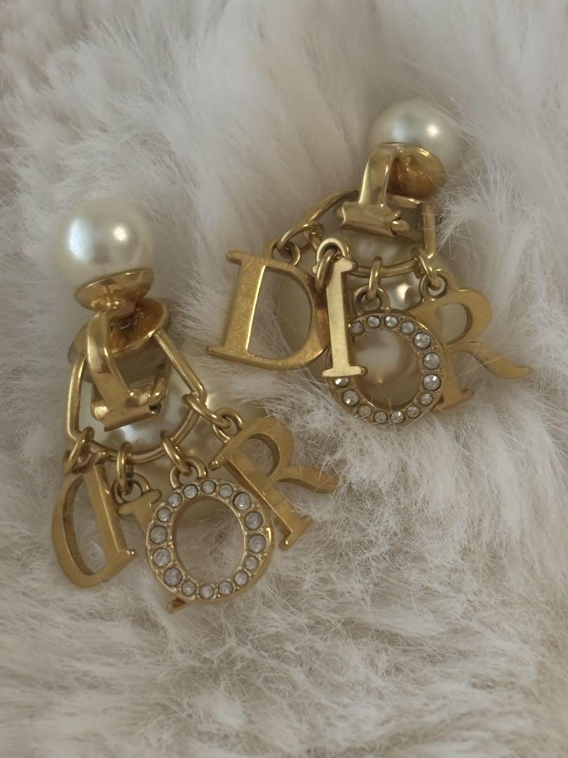 Dior ゴールドフープピアス ロゴチャーム付き