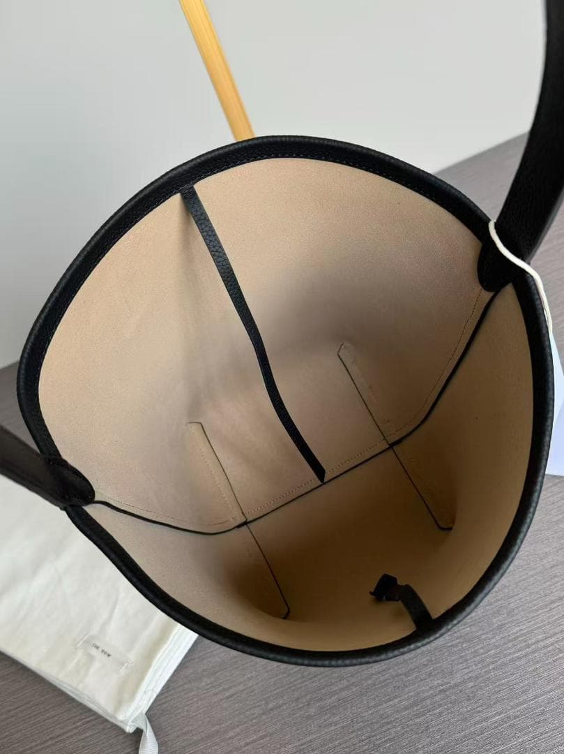 黒いレザー風トートバッグ