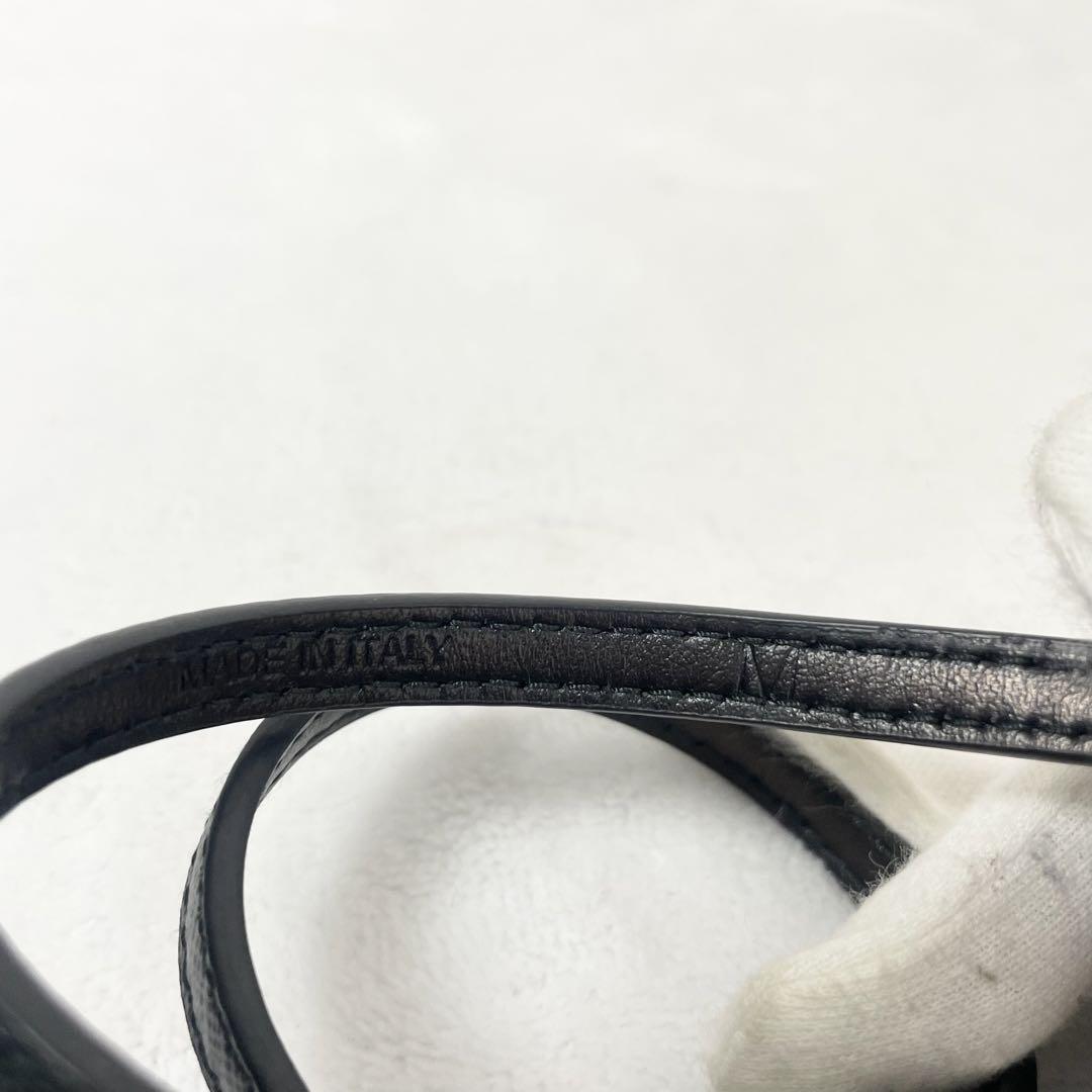 PRADA プラダ　ブレスレット　三角プレート　レザー　本革　ブラック　シルバー