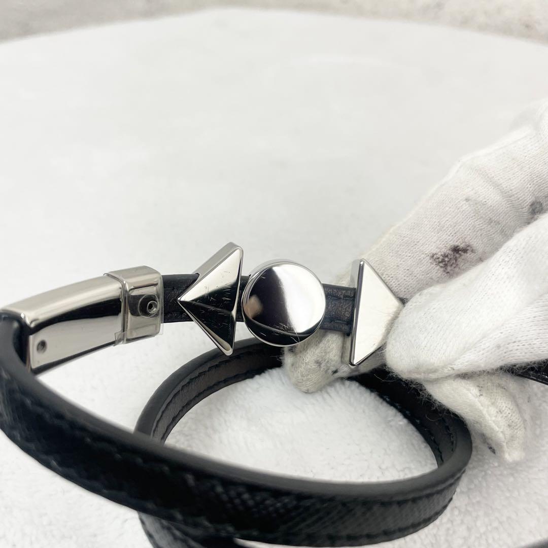 PRADA プラダ　ブレスレット　三角プレート　レザー　本革　ブラック　シルバー