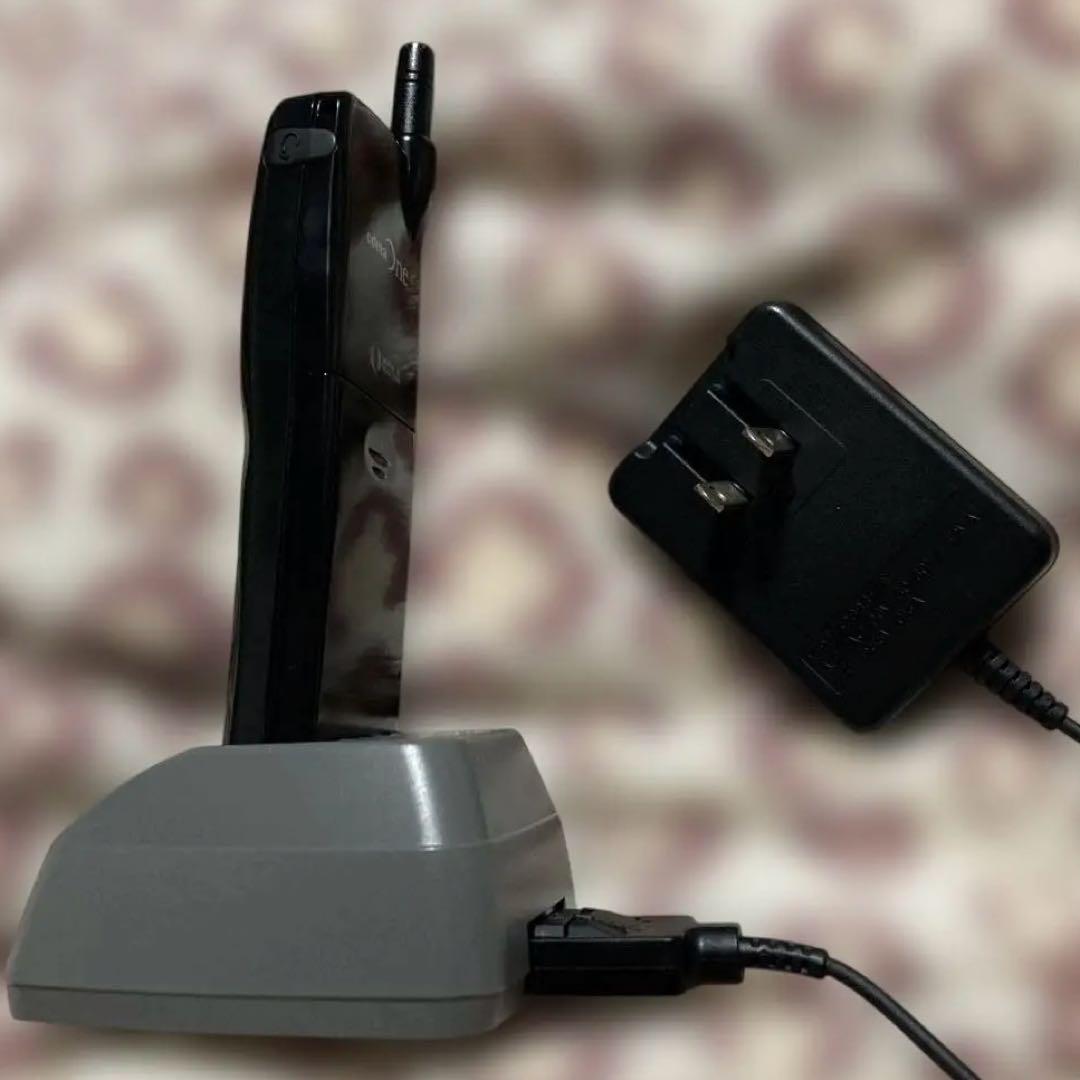 携帯電話 & 充電器