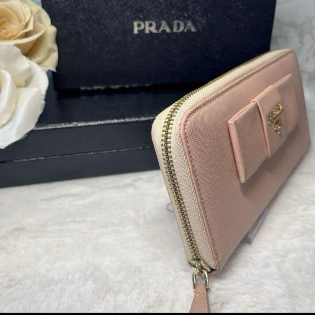 PRADA✨長財布　フィオッコ　サフィアーノ　リボン　メタルロゴ　ベビーピンク PRADA サフィアーノ リボン レザー 長財布 ピンク - メルカリ