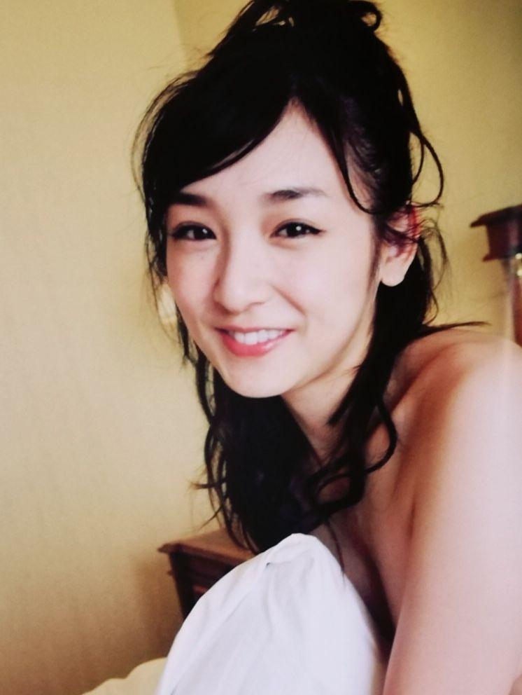 【直筆サイン】 加護亜依写真集「金曜日」 Amazon.co.jp: 加護亜依写真集「金曜日」 : 加護 亜依(責任編集