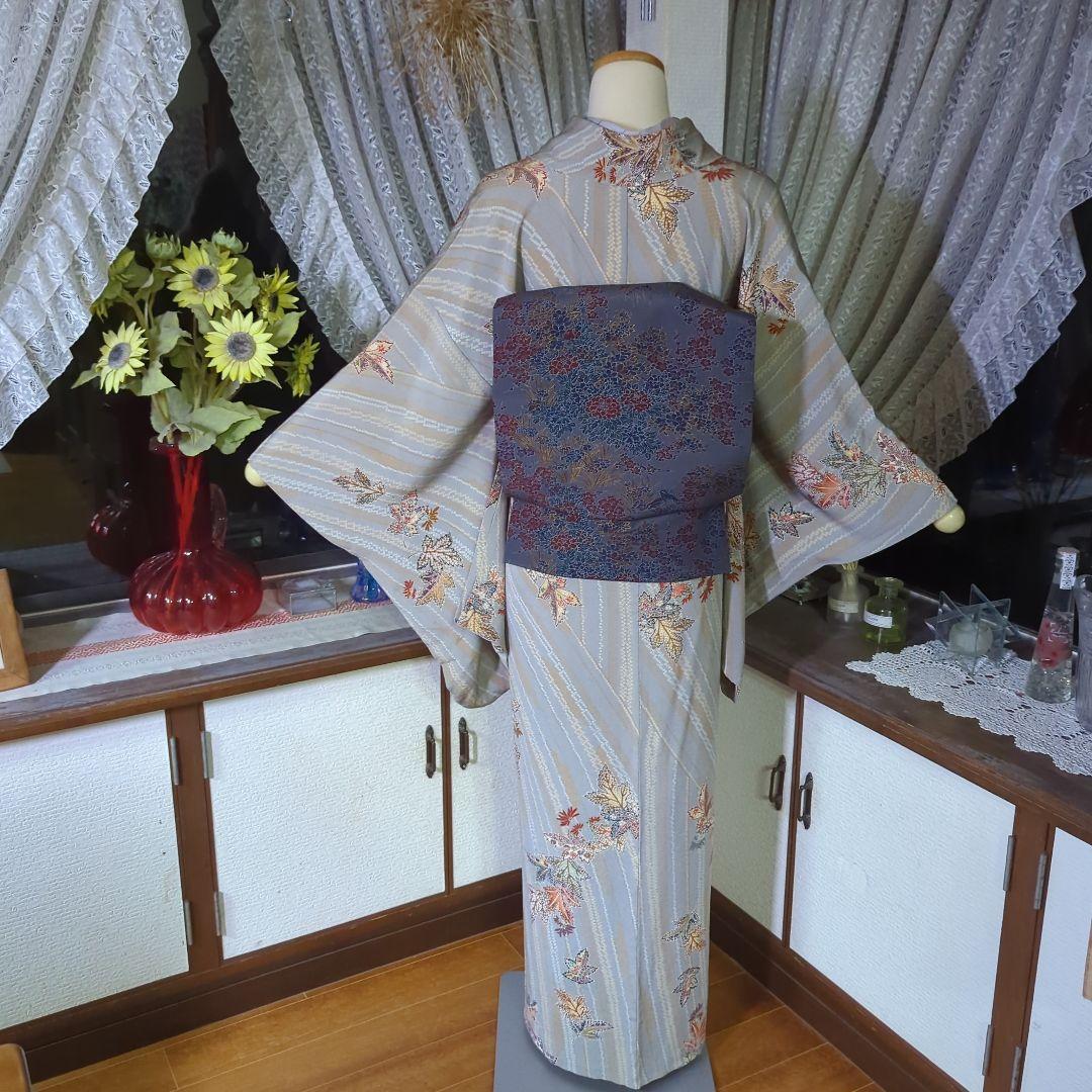 はんなりしなやかな縮緬地に葉模様が煌びやかな正絹単衣のお着物です