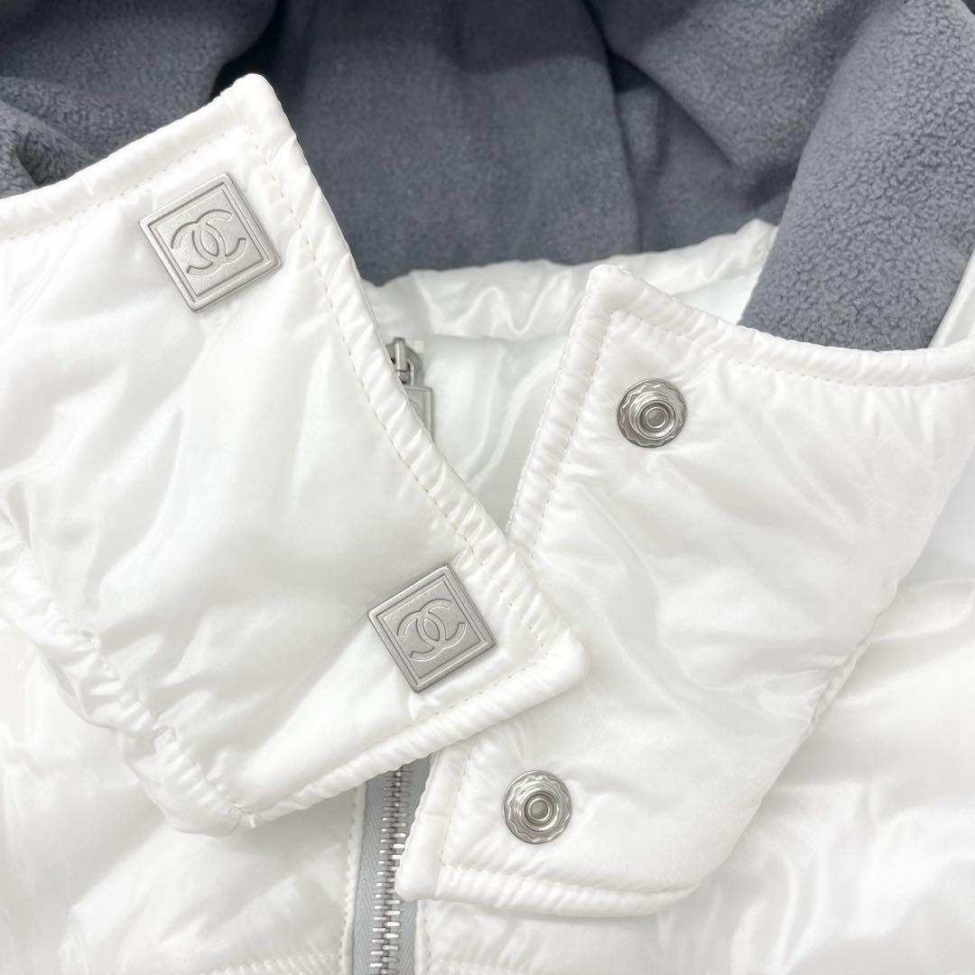 CHANEL フーディー ダウンジャケット とプラダTシャツ