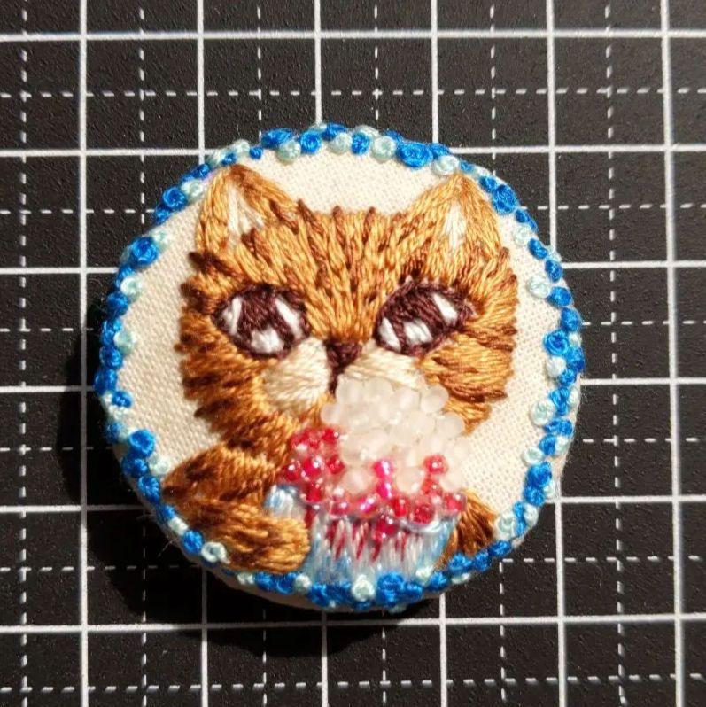 くるみボタン　猫刺繍　ブローチ 庭に来たネコ♫くるみボタン刺繍ブローチ ブローチ chikayo＊c