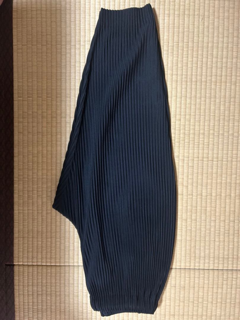 HOMME PLISSÉ ISSEY MIYAKE テーパードパンツ