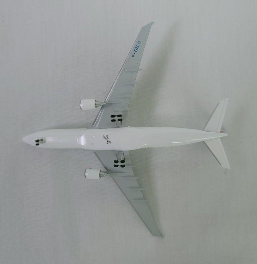 (未使用･未開封品)　ヘルパ Wings 1/200 A330-200 エールフランス F-GZCN 完成品 0pbj0lf s-l400.jpg