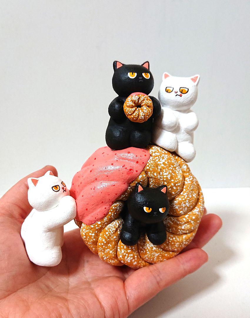 フレンチクルーラーと白猫黒猫軍団！　置物