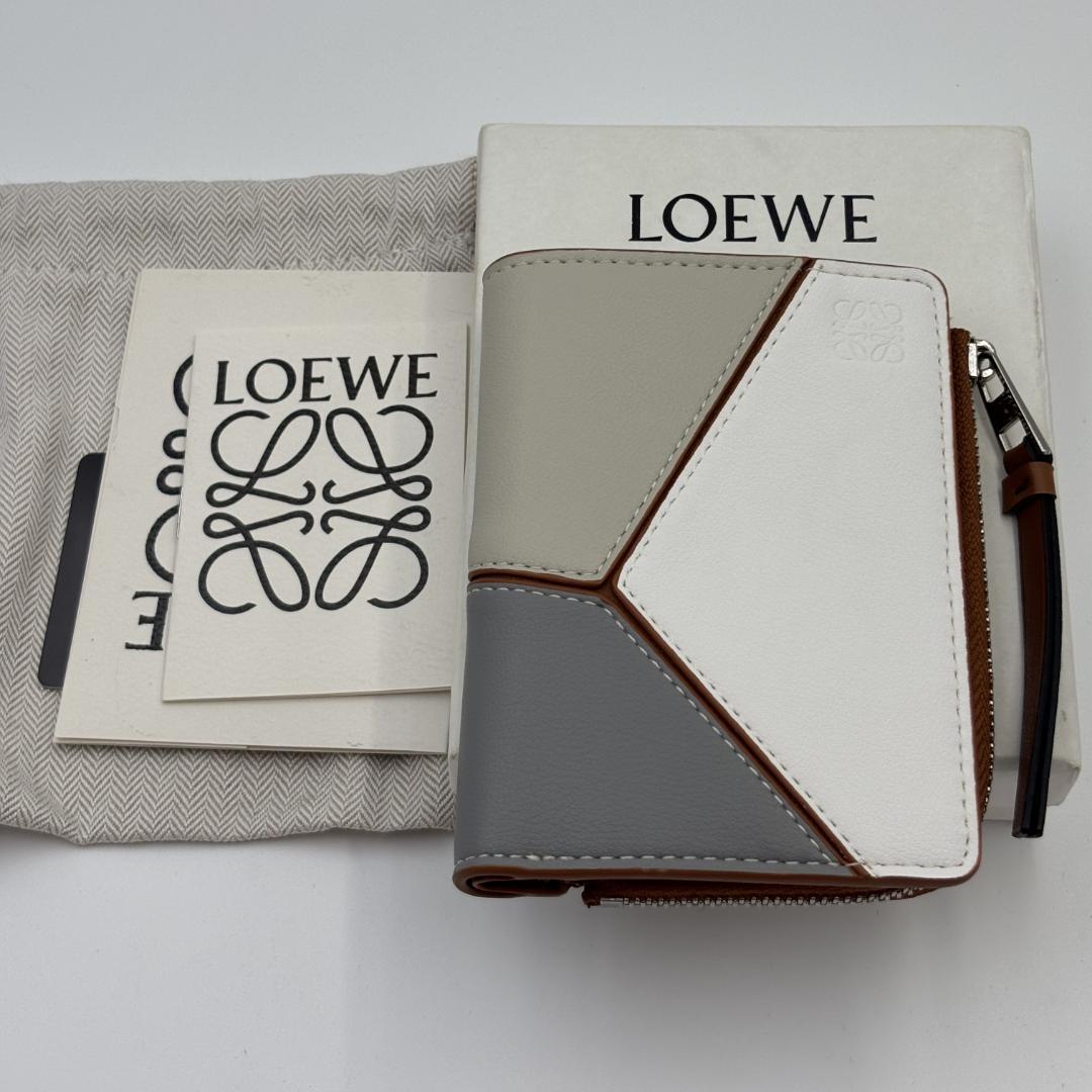 【公式】アクセサリーの激安通販 ⭐️美品⭐️LOEWE ☆二つ折り財布 メルカリ - 小物