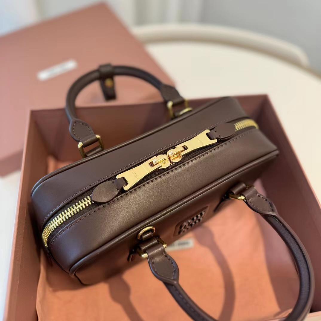 未使用 MIUMIU ボウリングバッグ 茶色 レザー 上品フォルム