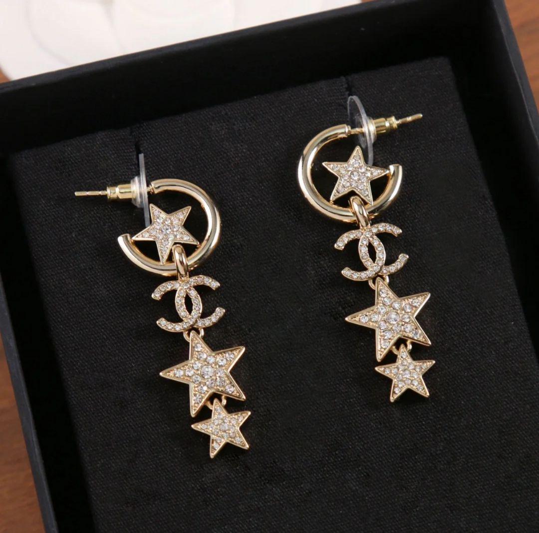 CHANEL ピアス揺れるCCロゴと星が耳元で輝く