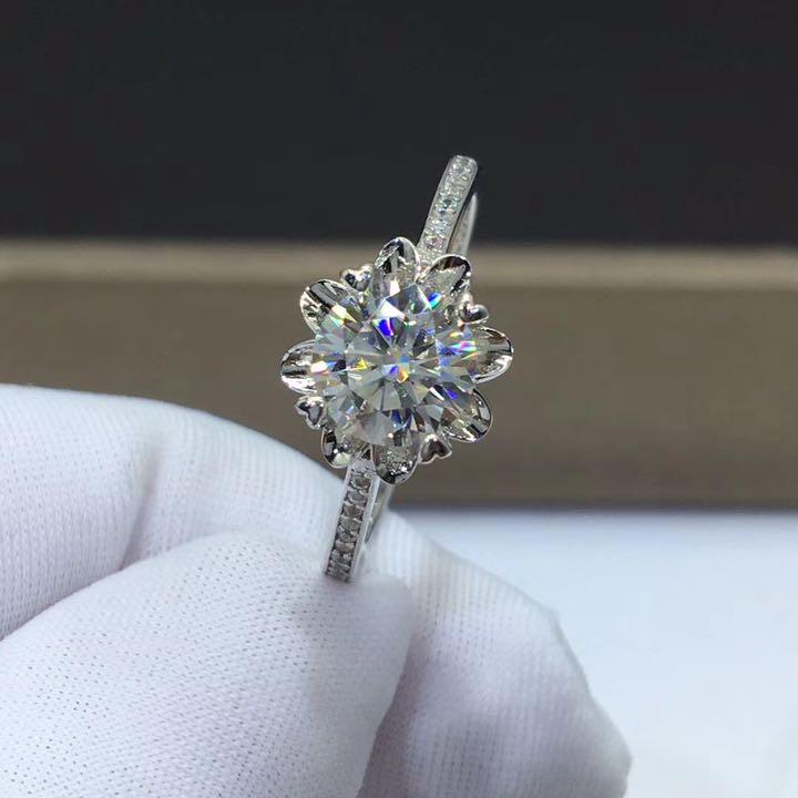 定番の中古商品 ダイヤ ピアス K18WG 【newデザイン】エメラルド モアサナイト - ピアス(両耳用) 定番の中古商品 ダイヤ ピアス K18WG 【newデザイン】エメラルド モアサナイト - ピアス(両耳用)