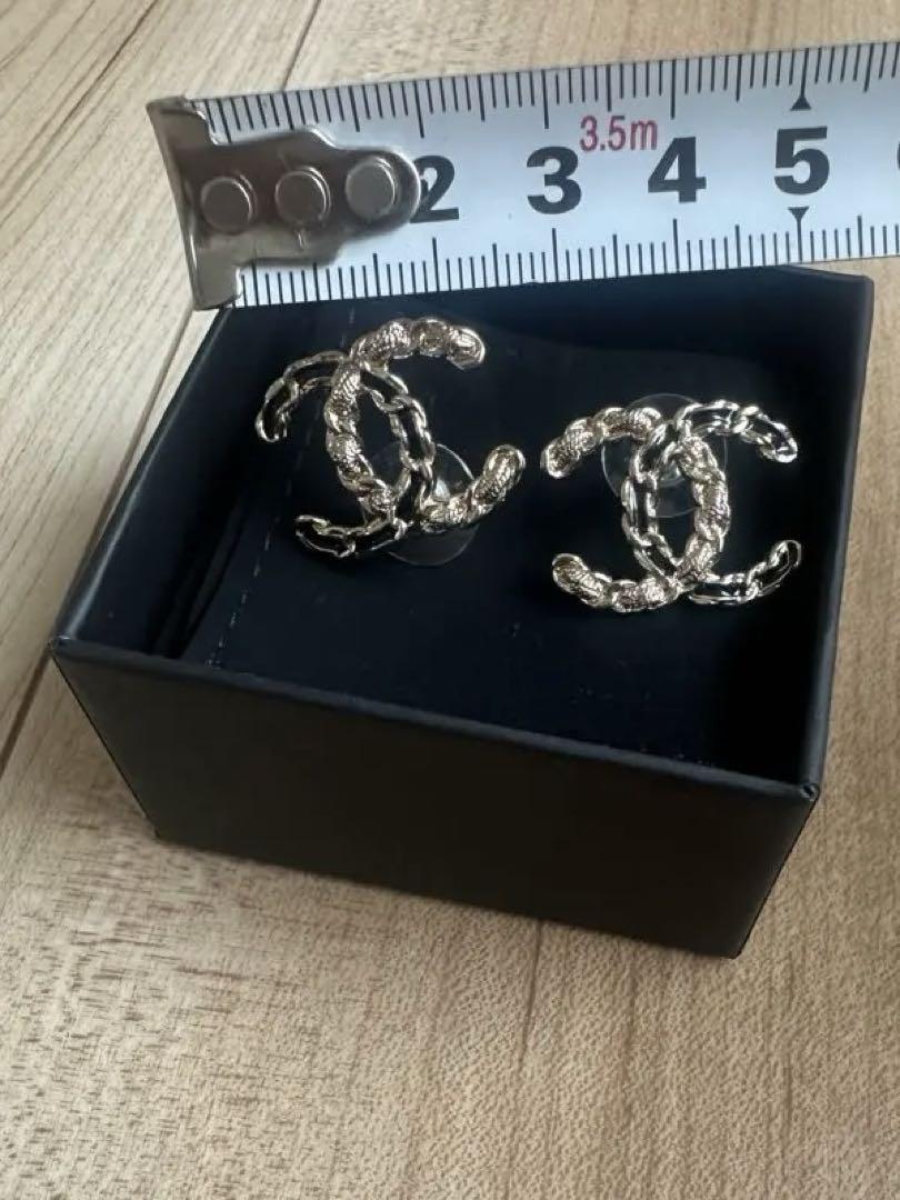 お値下げ中☆新品未使用♡CHANEL ロゴ入り シルバースタッドピアス