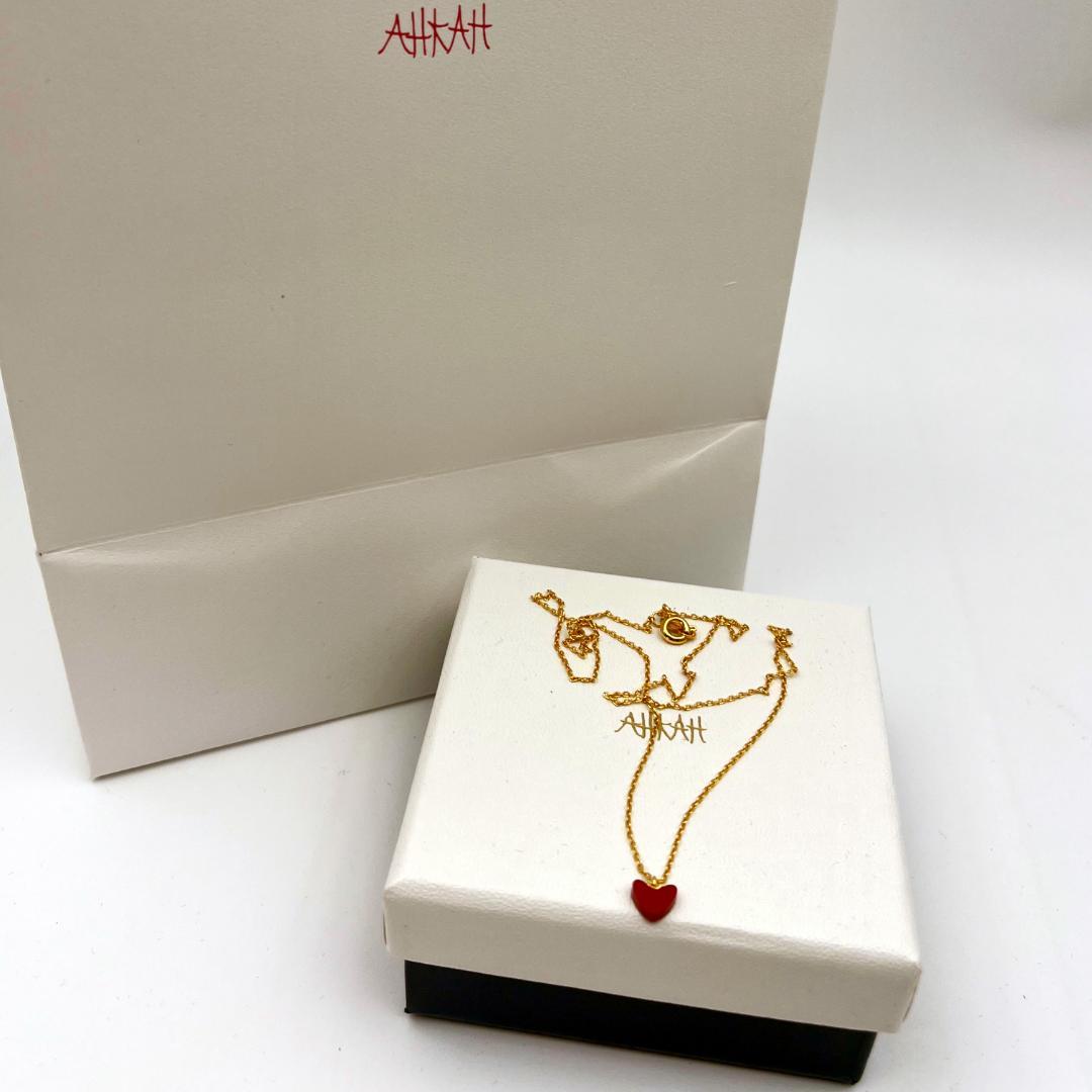 極美品AHKAHネックレスK18金小さな赤いハートイエロー ゴールド