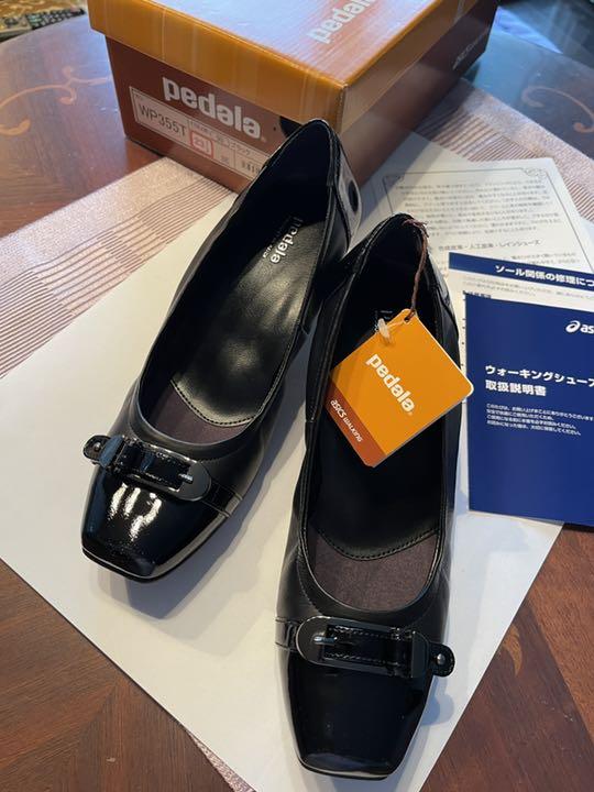 新品）とってもきれいでとっても履きやすいアシックスペダラのヒールパンプス