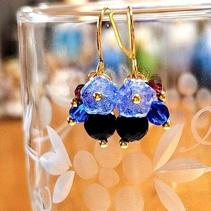 お花とオニキスとホワイトトパーズのピアス