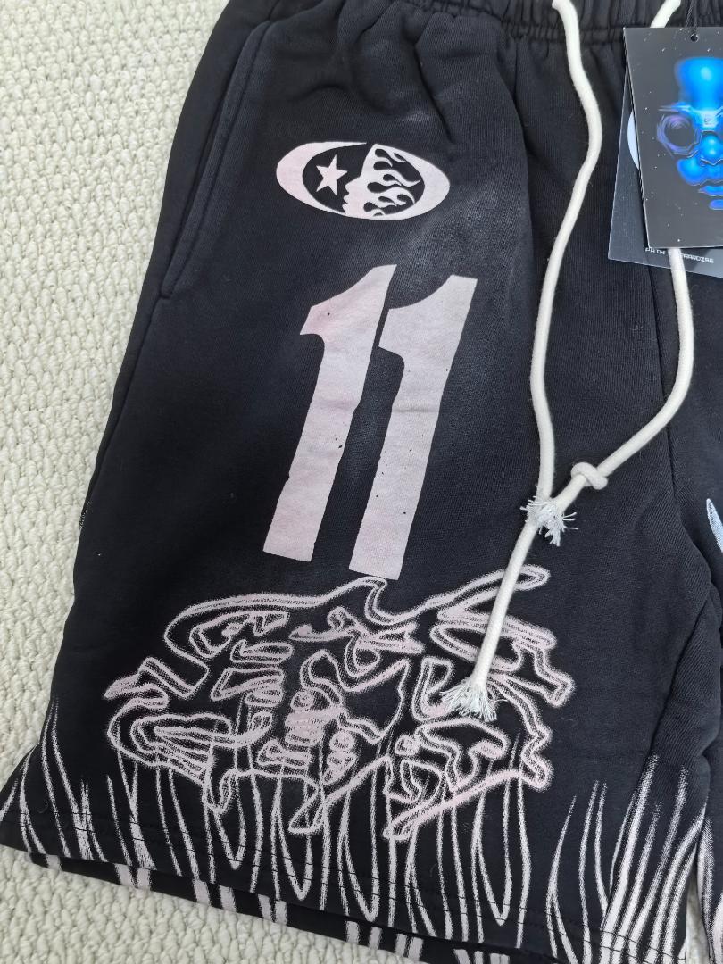 Hellstar Studios Skull Shorts パンツ ハーフパンツ Hellstar Studios Skull Shorts パンツ ハーフパンツ - メルカリ