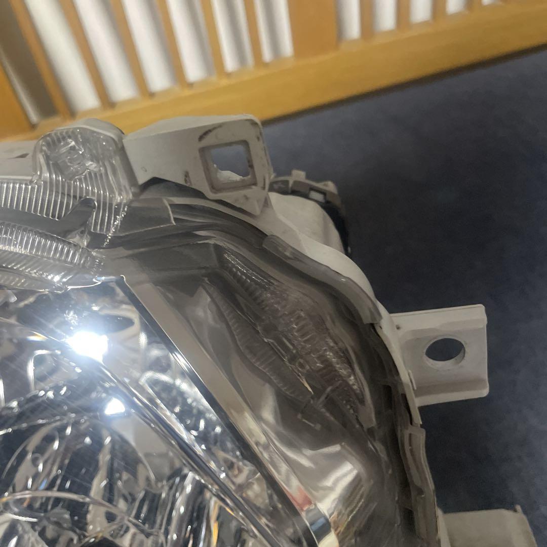 200系ハイエース中古右LEDヘッドランプ81145-26A31