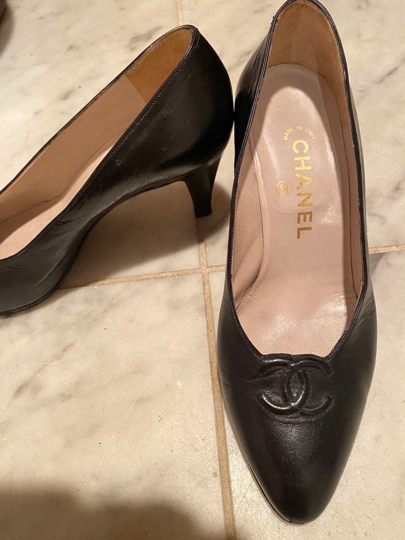 CHANEL ブラックレザーパンプス22.5cm・CHANEL KIN-KAAI_COM