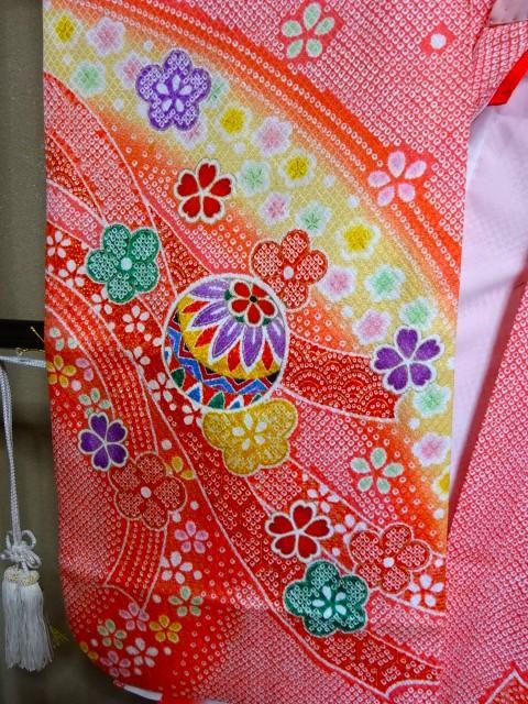 女児四つ身着物単品　サーモンピンク　鞠の柄