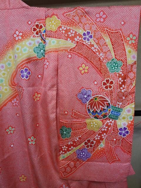 女児四つ身着物単品　サーモンピンク　鞠の柄