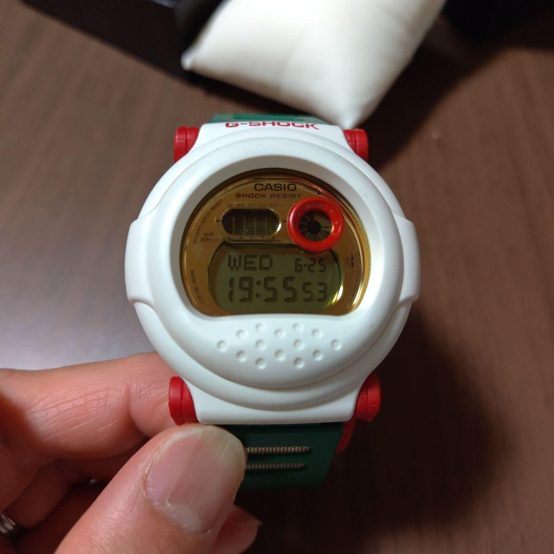 莉*那様 美品。G-SHOCK デジタル時計 ホワイト/レッド/グリーン　クリス