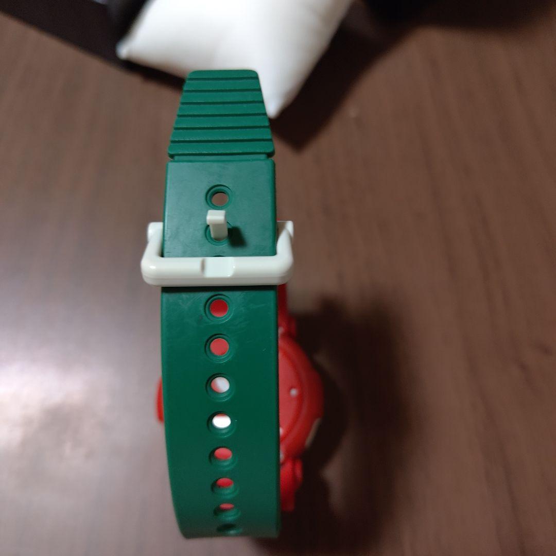 莉*那様 美品。G-SHOCK デジタル時計 ホワイト/レッド/グリーン　クリス