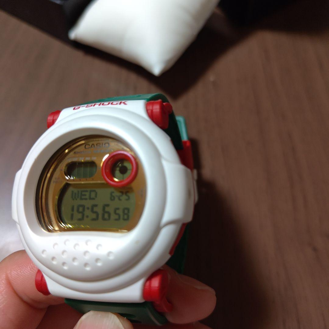 莉*那様 美品。G-SHOCK デジタル時計 ホワイト/レッド/グリーン　クリス