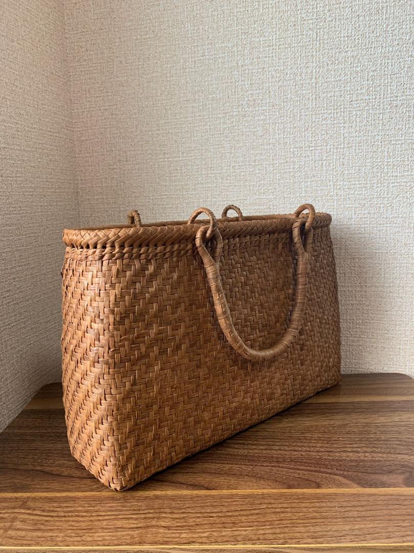 山葡萄籠バッグ　手作り山葡萄かごバッグ　網代編み　細ひご　内布あり　チャーム付き