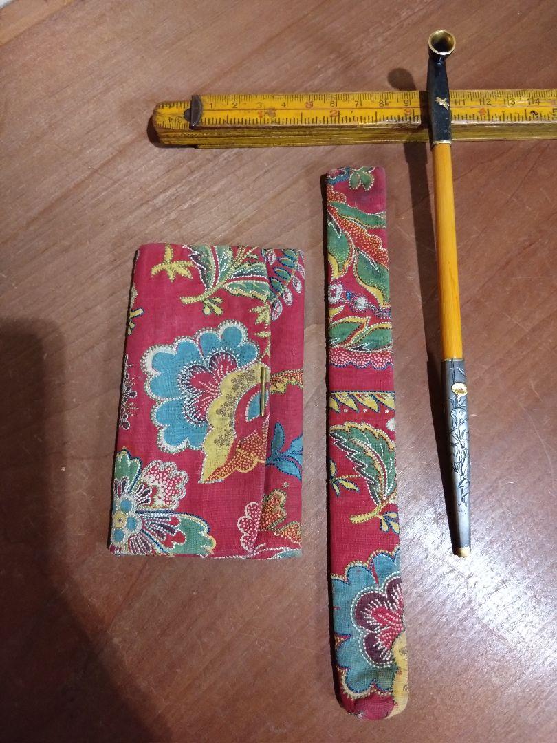 aunkyoさん専用です。「利光」刻入り 金銀象嵌 高彫 煙管と和染煙草入れ 利光」刻入り 金銀象嵌 高彫 煙管と和染煙草入れ キセル 金工