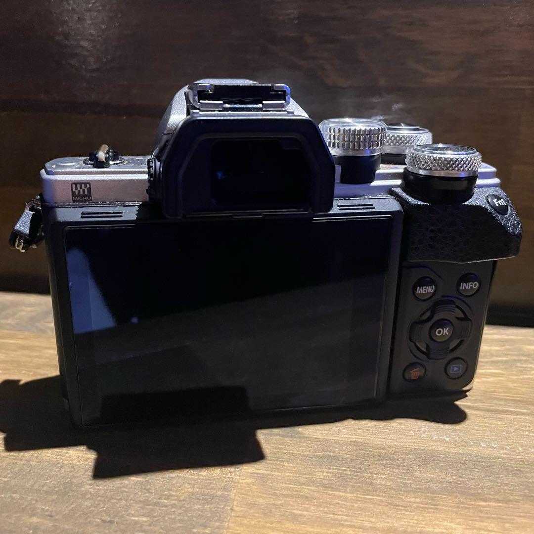 OLYMPUS E-M10 Mark II 本体　レンズ