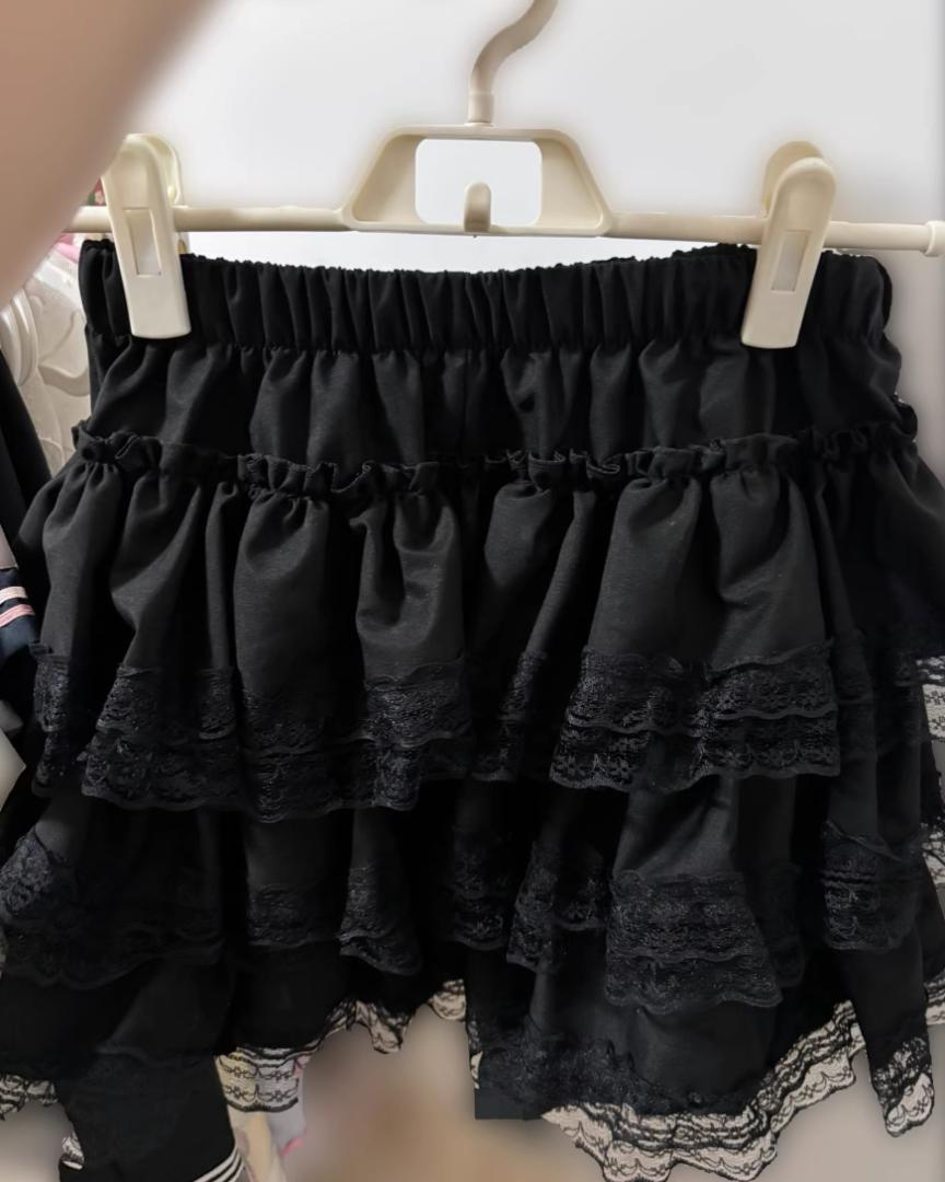 フリル付き黒スカート