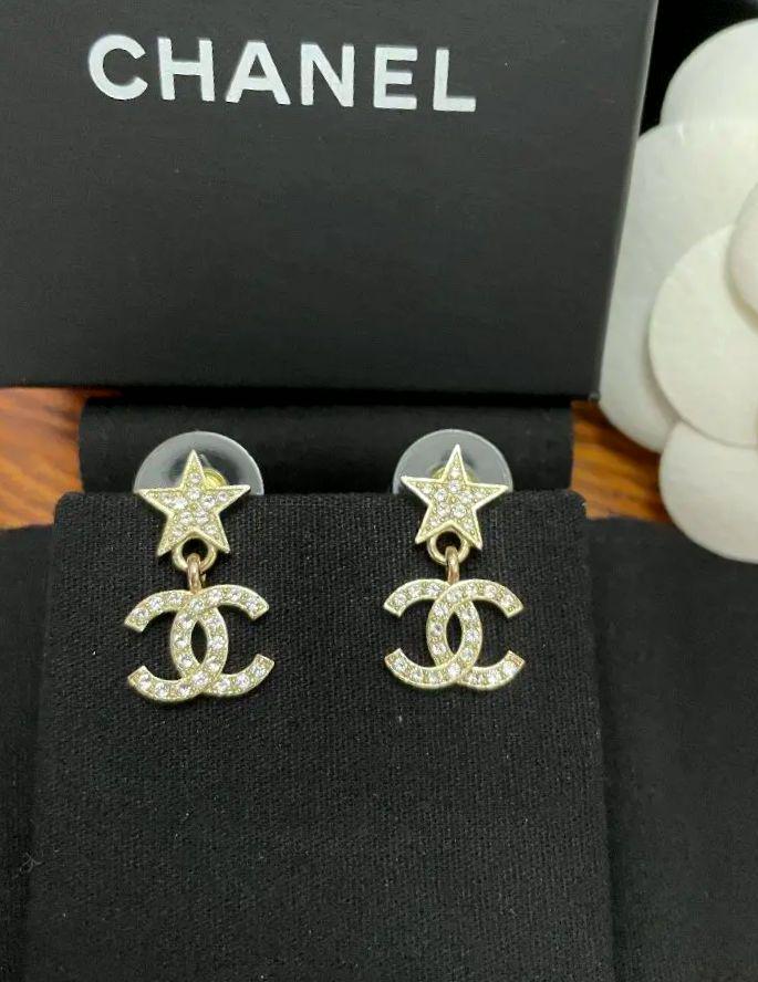 CHANEL クリスタルスタッドピアス - メルカリ