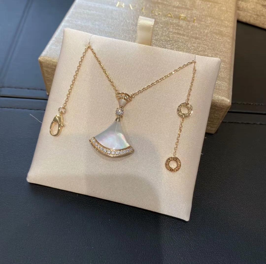 エレガントなファンシーシェイプ ネックレス*美品