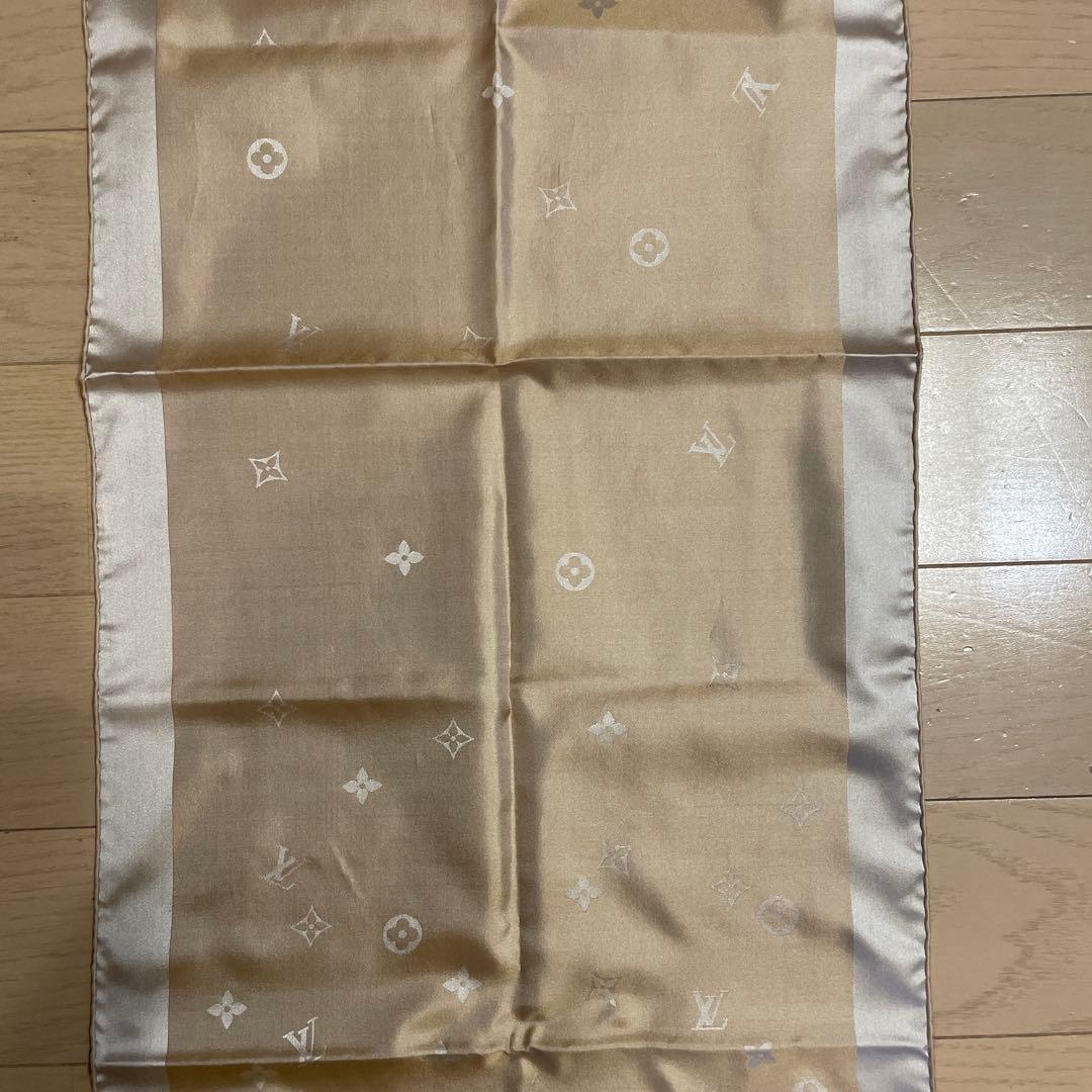 LOUIS VUITTON エシャルプ カプリ シルクストール ベージュゴールド LOUIS VUITTON エシャルプ カプリ シルクストール ベージュゴールド