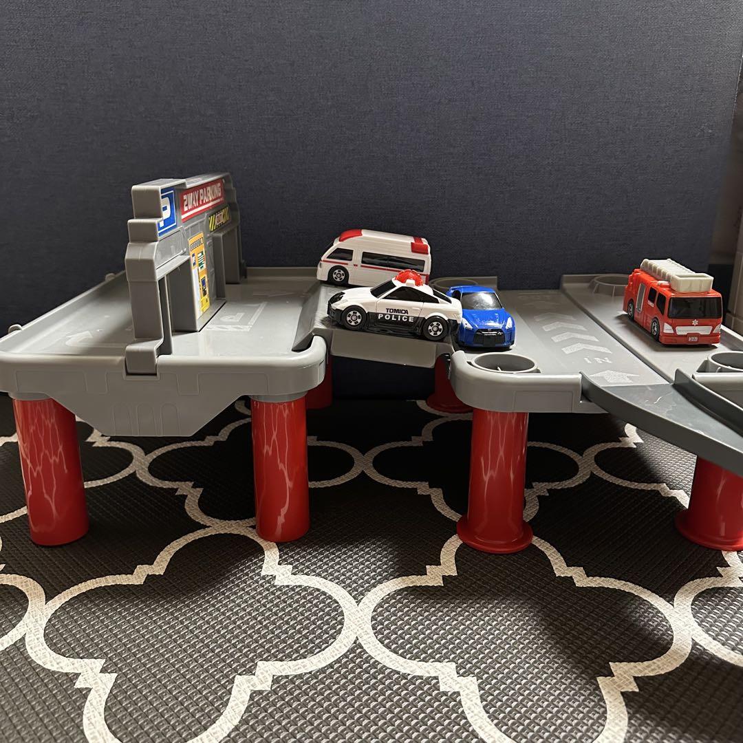 はじめてトミカ」シリーズと一緒にあそべる駐車場セットが登場