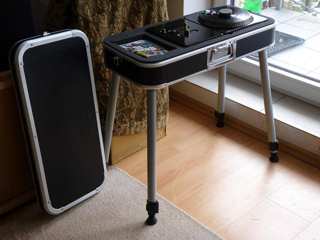 海外版【PS3】DJ Hero Renegade Edition ハードケース