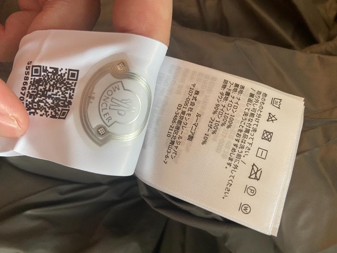 MONCLER フード付きダウンジャケット ブラック MONCLER フード付きダウンジャケット ブラック