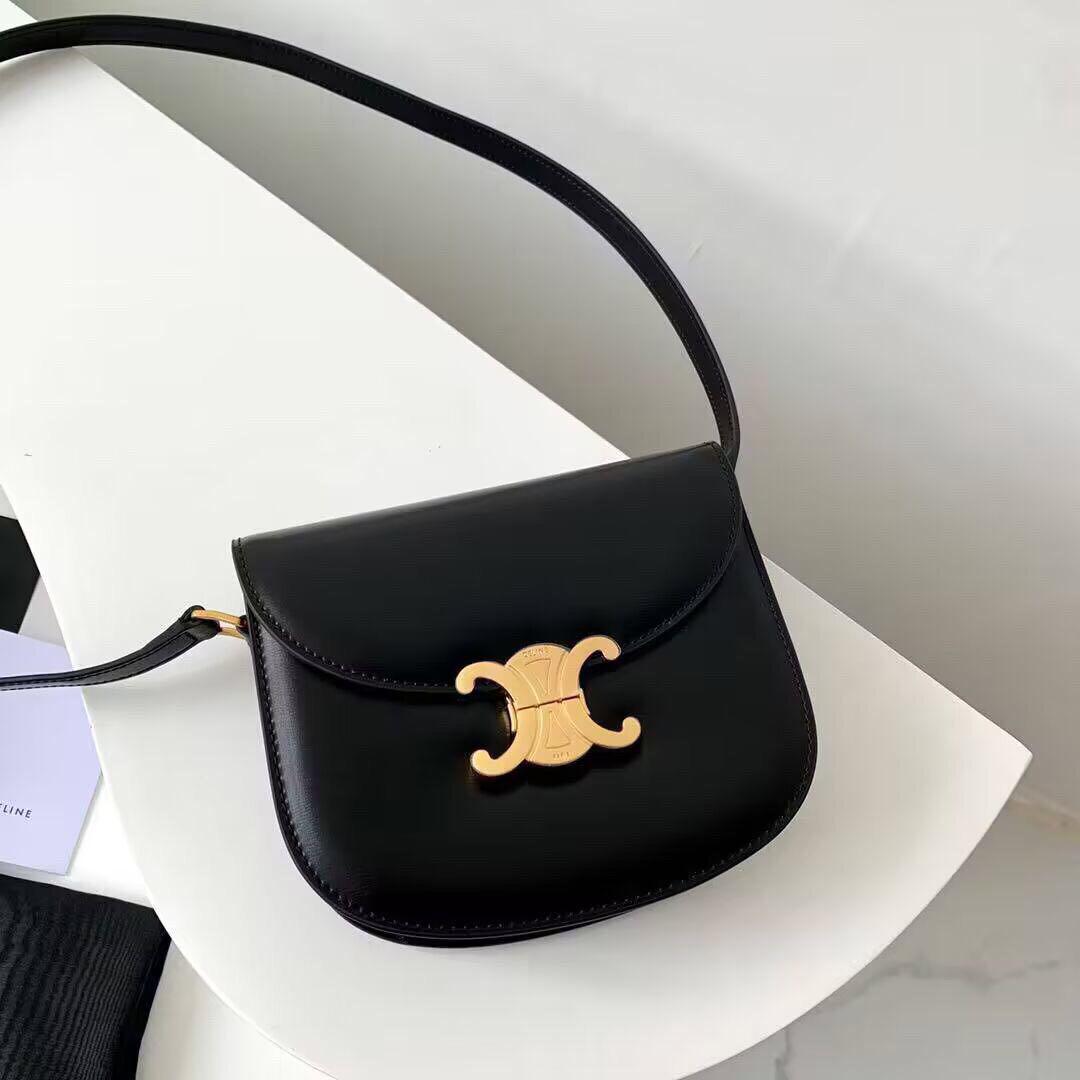 追跡付き発送【CELINE】チェーンクラッチ キュイル トリオンフ